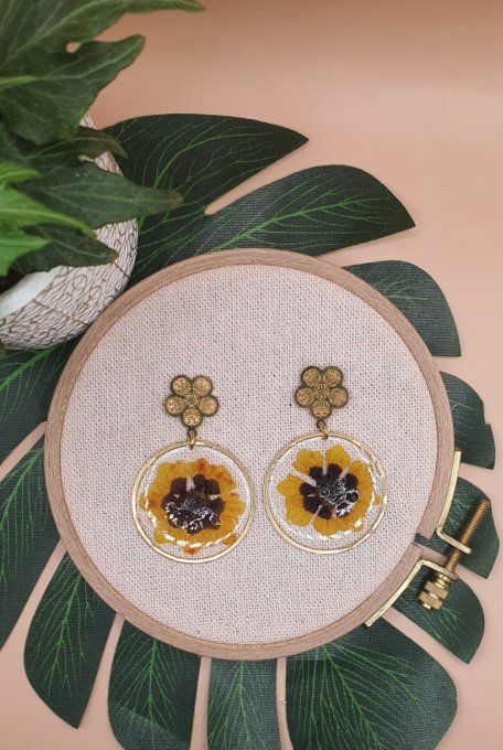 Boucles d'oreilles en résine et fleurs séchées 