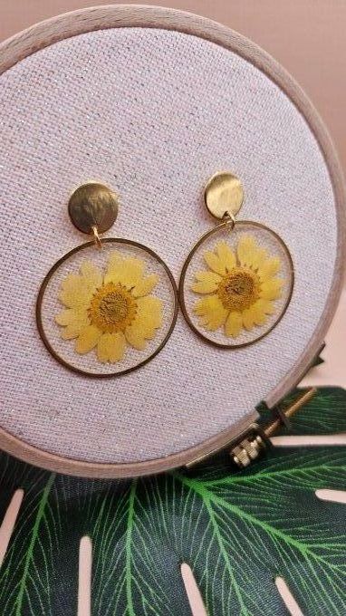 Boucles d'oreilles en résine et fleurs séchées 